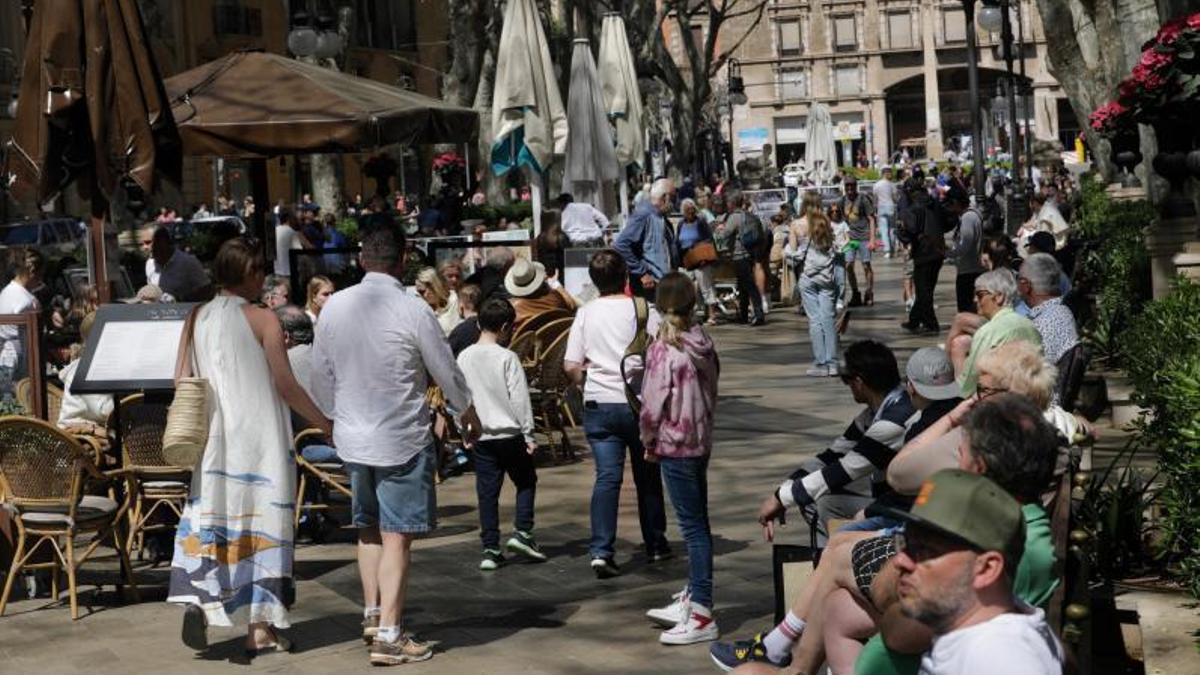 Paseantes y turistas en el Born, en Palma.