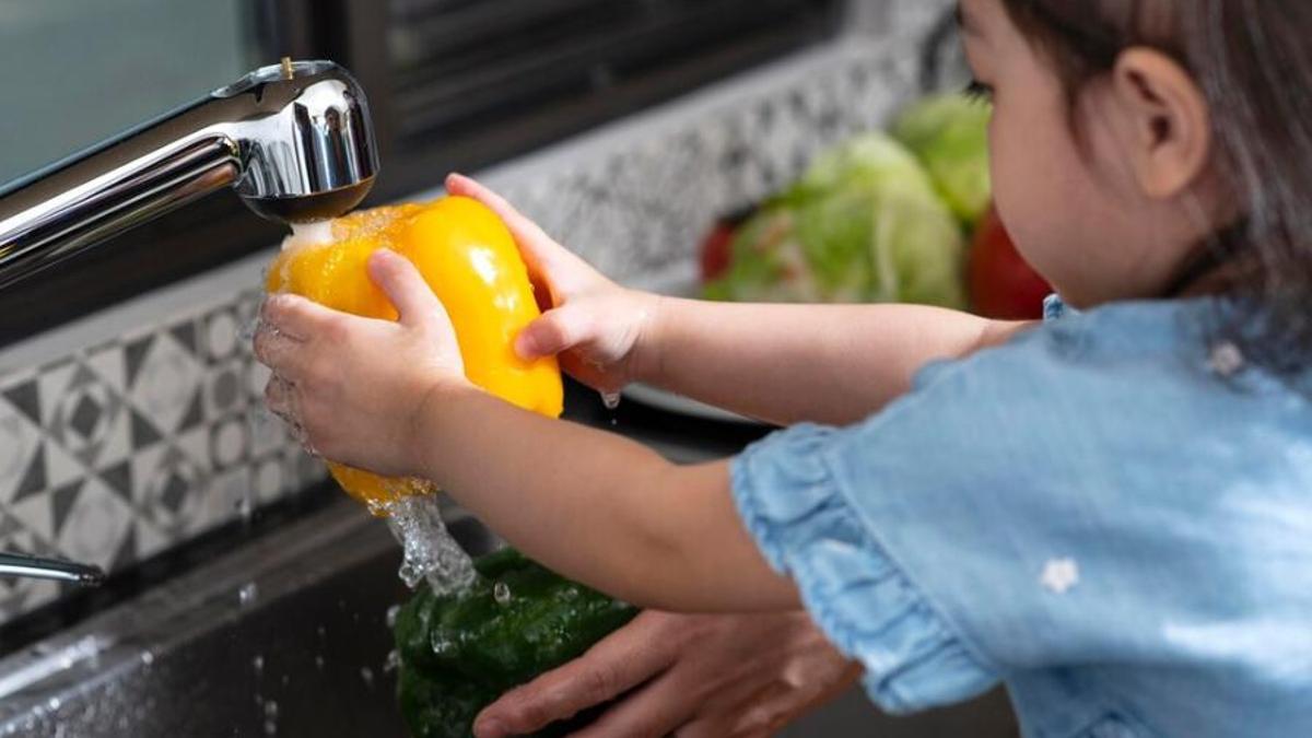 La millor manera de netejar la fruita i la verdura sota l'aigua