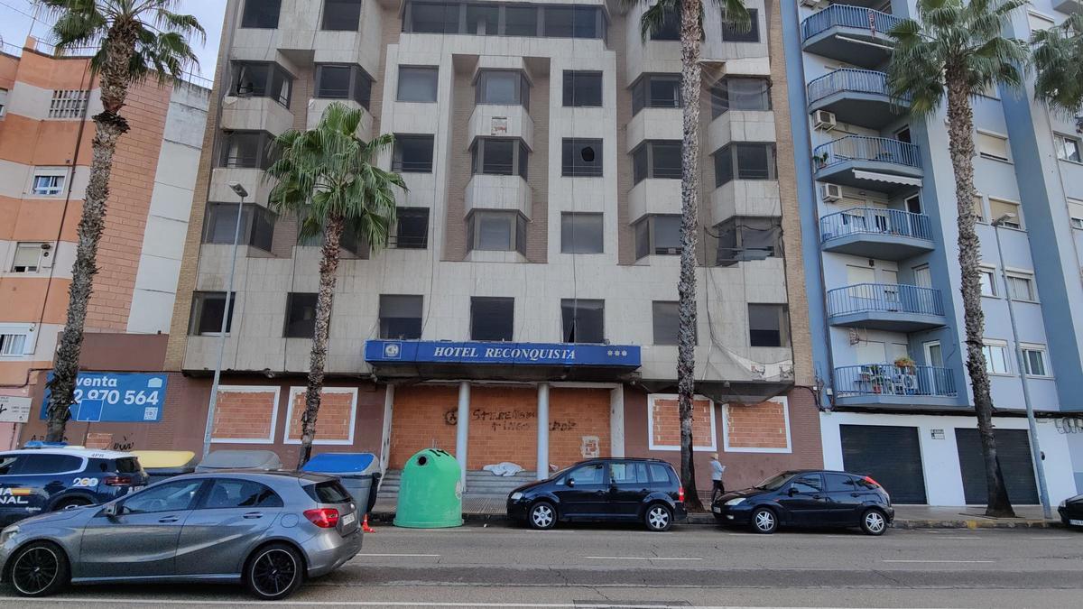 El antiguo Hotel Reconquista de Alzira, en una imagen de ayer, cerró sus puertas hace ahora diez años.