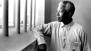 La mítica foto de Mandela revisitando su celda, donde estuvo preso 27 años.