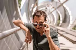 El vigués Bernardo Vázquez, vocalista líder de The Refrescos: «Seguiré cantando ‘aquí no hay playa’ hasta que me muera»
