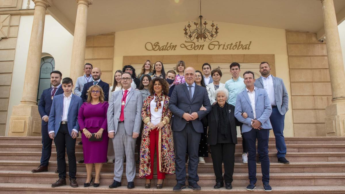 Antonio Ruiz posa con los &#039;Benamejicenses del año&#039; y familiares.