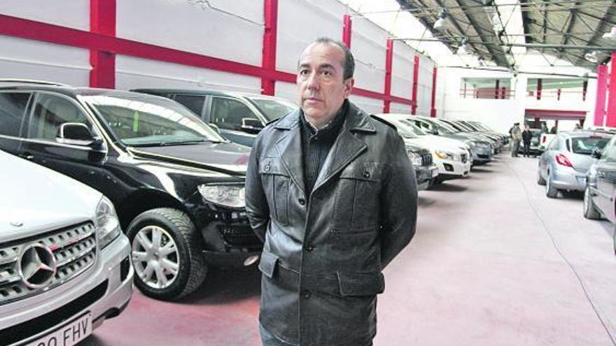 Juanjo López, propietario de la empresa J. L. Automóviles, en la nave en la que fueron robados los vehículos.