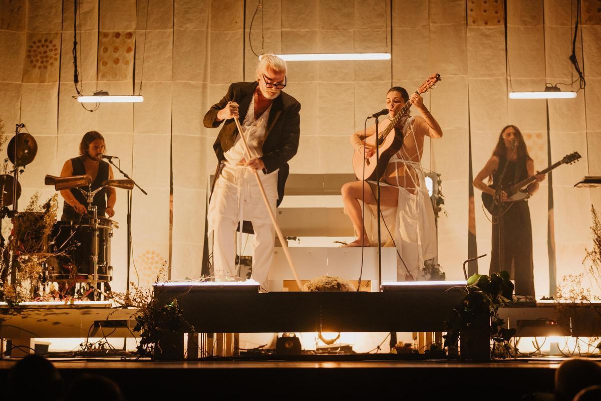 Un moment de l'espectacle, amb Toni i Anna Ferrer en primer terme.