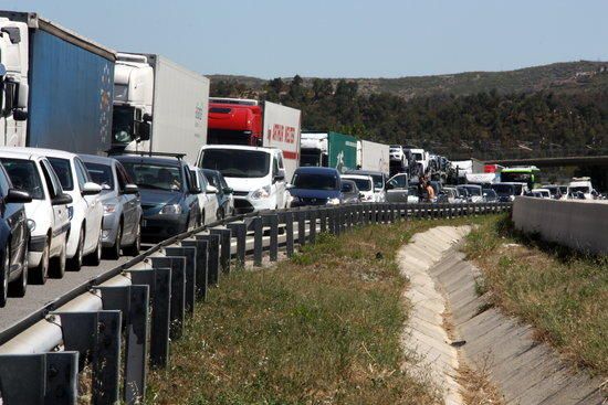 Cues de trànsit per un foc a la Catalunya Nord