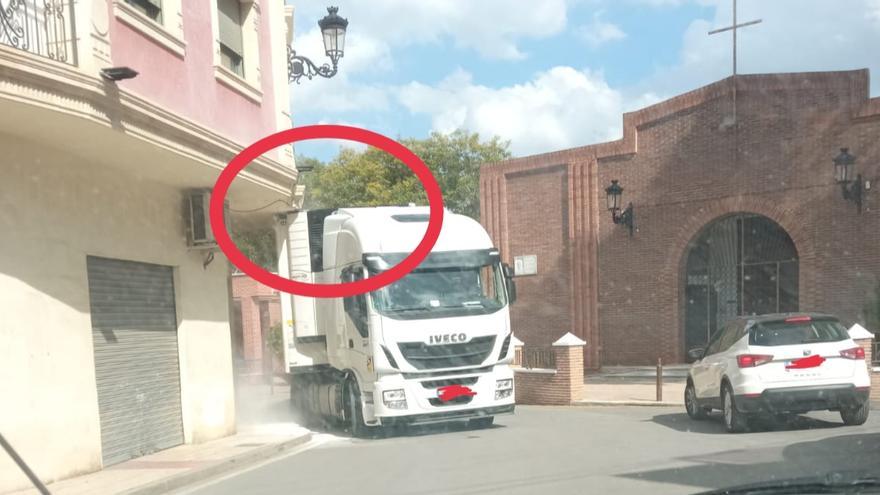 Vecinos del Esparragal exigen una solución al paso de grandes camiones por la plaza de la Iglesia