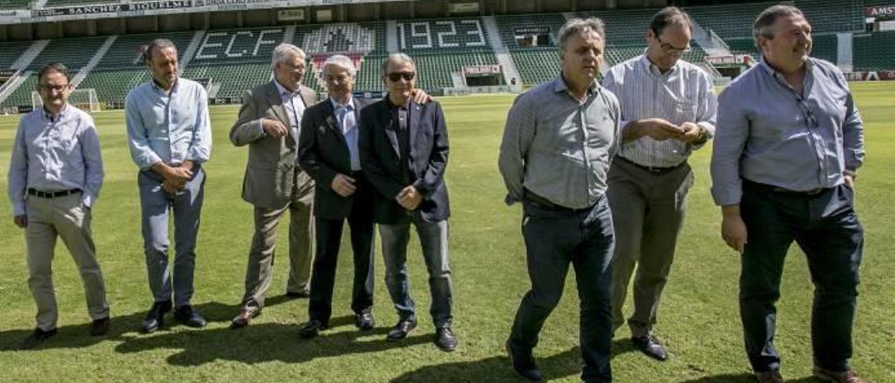 Juan Serrano acompañado de los consejeros del Elche CF Segarra, Sánchez, Pascual, Alberola, Contreras, Nohales y Oliver.