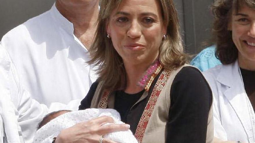 La ministra de Defensa, Carme Chacón, ha abandonado sobre las doce del mediodía de hoy el hospital de Sant Joan de Deu de Esplugues de Llobregat con su hijo Miquel.