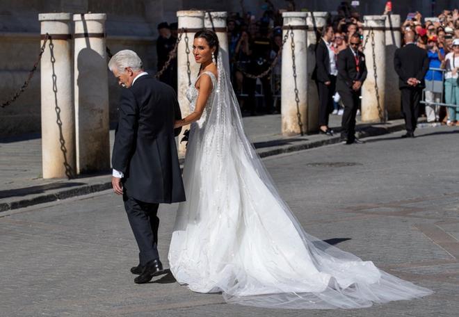 La presentadora Pilar Rubio, junto a su padre, a su llegada a la Catedral de Sevilla donde se celebra este sábado su boda con el futbolista Sergio Ramos.