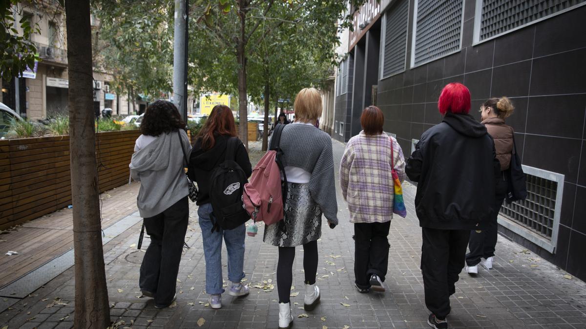 Un grupo de adolescentes pasea por la calle en Barcelona.