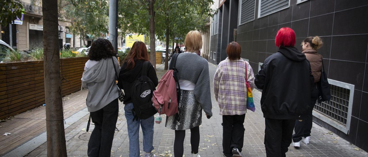 Un grupo de adolescentes pasea por la calle en Barcelona.