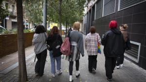 Un grupo de adolescentes pasea por la calle en Barcelona.