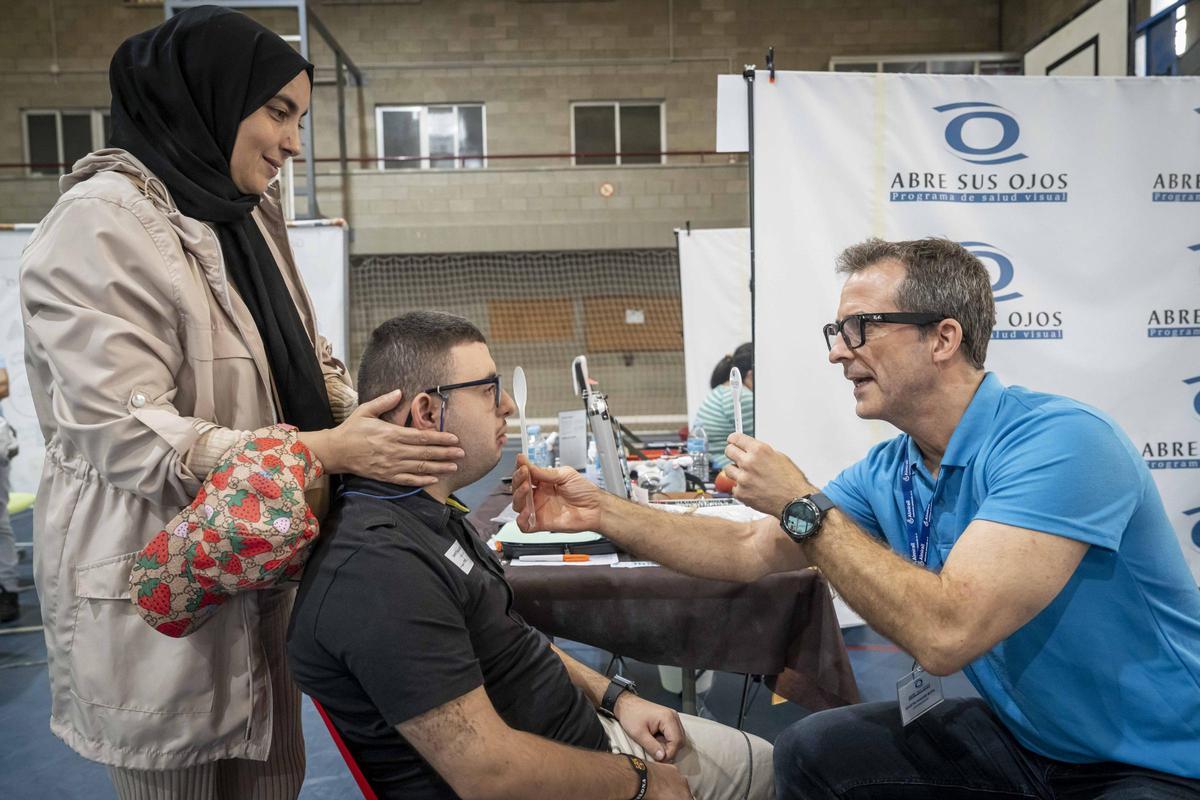 Sant Adrià ofrece revisiones gratuitas de vista y oído a más de 600 personas vulnerables