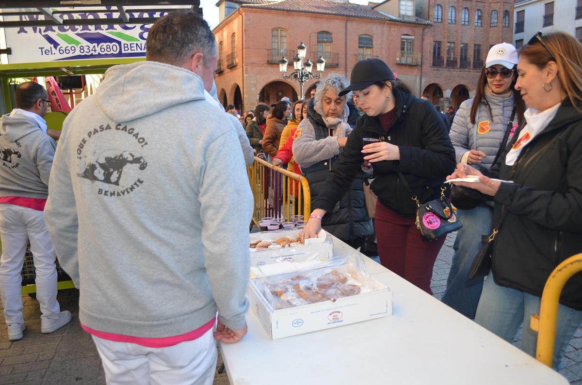 Reparto de sangría y pastas de la Peña Qué Pasa Cagao.