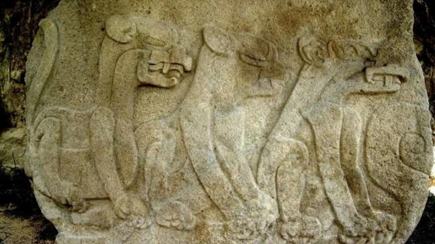 Relieve de piedra de la cultura Olmeca con la imagen de tres felinos, de más de una tonelada y media de peso y cuya antigüedad es de aproximadamente 2.800 años, la cual fue descubierta por un grupo de arqueólogos.