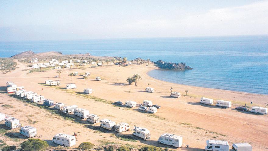 Críticas por las caravanas que acampan en la playa de Percheles