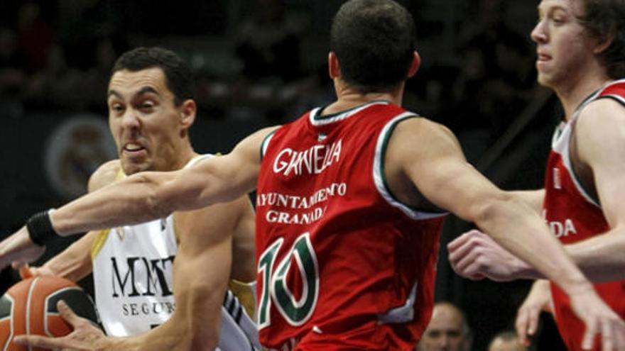 El base argentino del Real Madrid, Pablo Prigioni (i), lucha la pelota frente al base argentino del CB Granada, Nicolás Gianella (c) y el alero austriaco del mismo equipo, Joe Ingles.