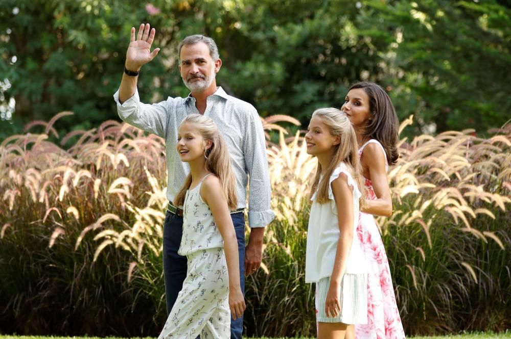 Los Reyes posan en los jardines de Marivent