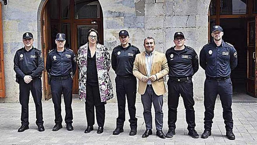 Las autoridades posan con los nuevos agentes policiales.