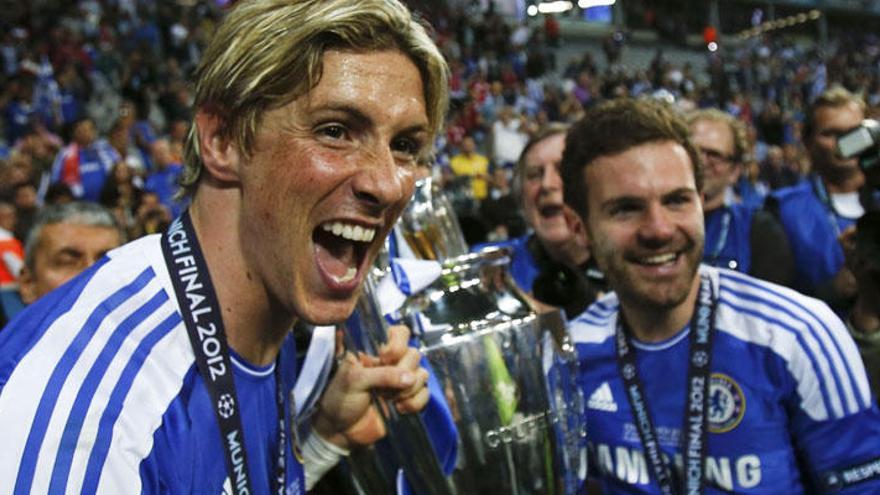 Torres y Mata con la copa de la Champions League