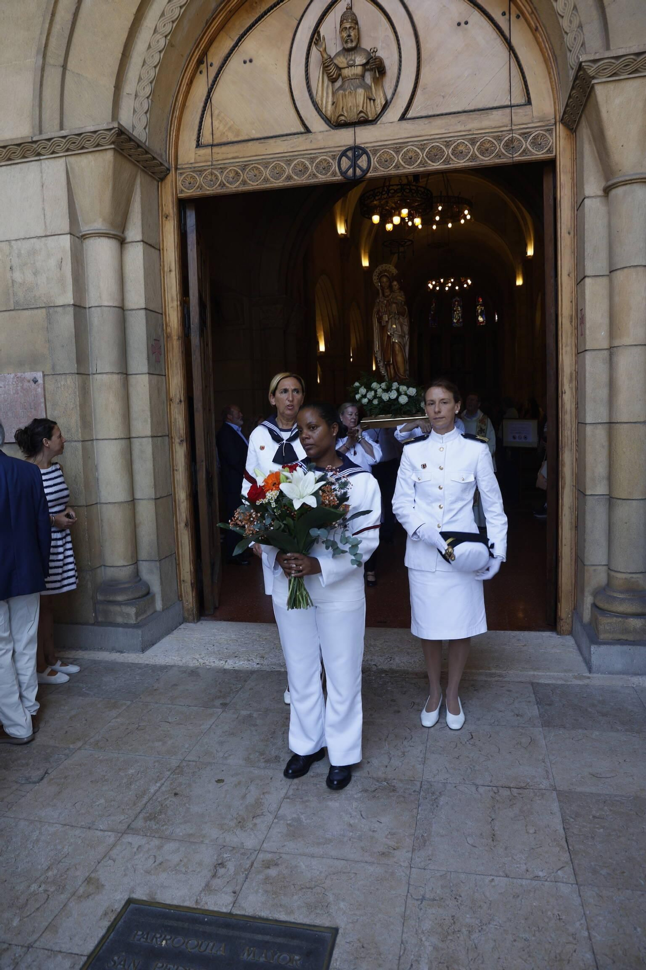 La misa con la Armada y la ofrenda floral del Carmen en Gijón, en imágenes