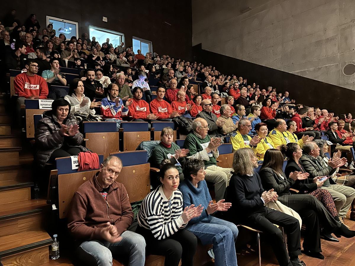 Público aplaudiendo durante el encuentro.