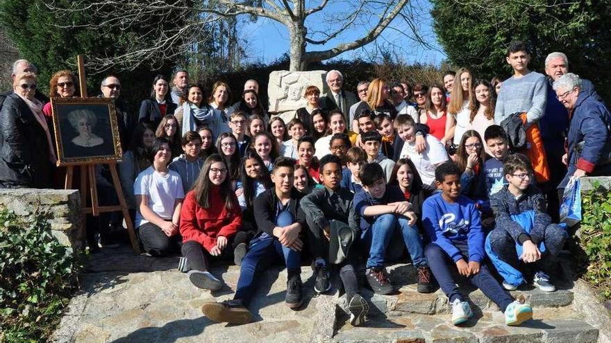 Homenaxe a Filomena Dato xunto ao cemiterio de Moruxo, en Bergondo, onte.