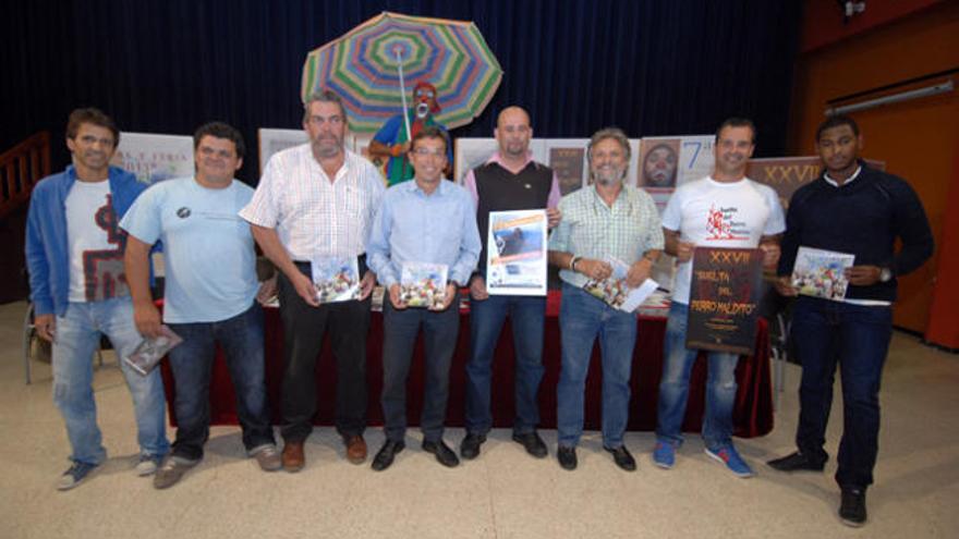 Francisco Atta (4i) y el párroco Jorge Hernández (3d), junto a otros intervinientes en la presentación, ayer. | juan carlos castro