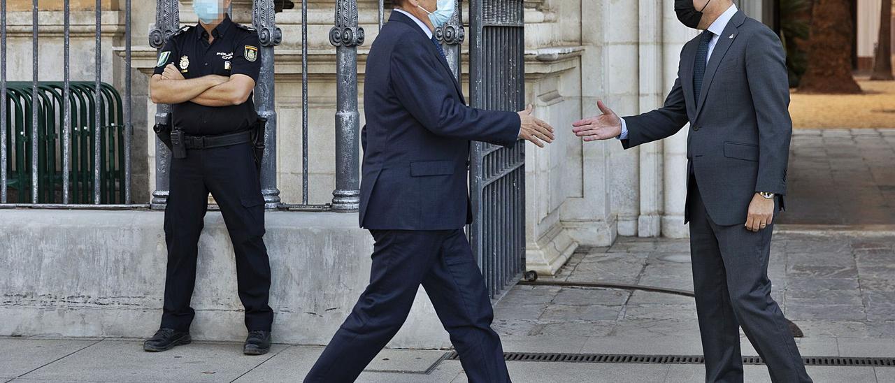 Puig y Bonilla se saludan
antes de su reunión
en el Palacio de San Telmo, 
en Sevilla .  EP/maría josé lópez