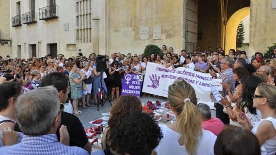 Los ciudadanos reclamaron el fin de la violencia machista en un multitudinario acto en Elche.