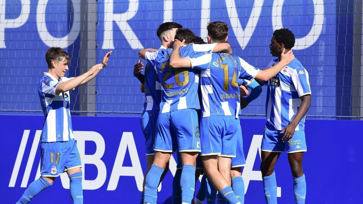 Los jugadores del Fabril festejan el gol de penalti de Héctor Areosa contra el Atlético Astorga.