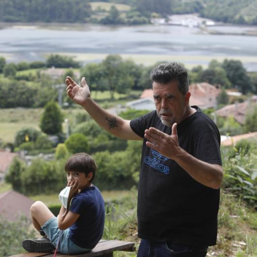 Saúl García y su hijo Bruno García, lamentando la situación de la ría desde San Martín del Mar.