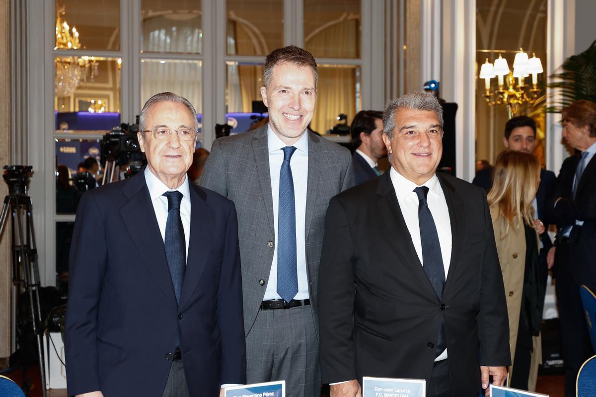 Joan Laporta y Florentino Pérez, con Bernd Reichart, en Madrid el pasado 16 de diciembre.