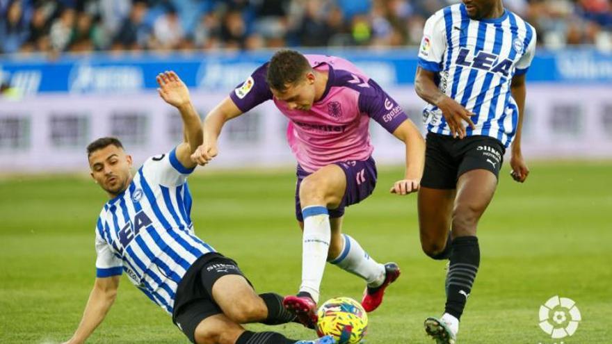 Garcés trata de controlar el balón. | | LALIGA