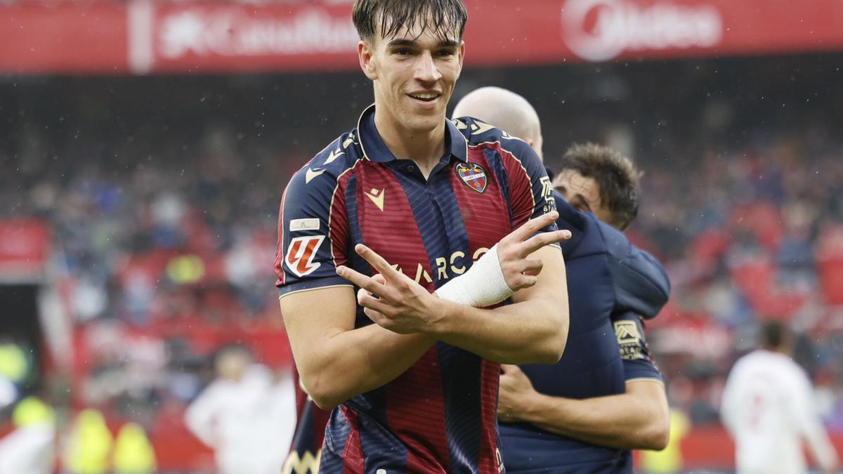El delantero del Levante Carlos Espi celebra el segundo gol de su equipo durante el partido de la jornada 18 de Liga ante el Sevilla que se disputó en el estadio Sánchez Pizjuán. EFE/José Manuel Vidal. (Sevilla) (Levante)