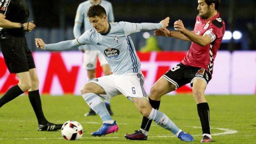 Pablo Hernández, del Celta, lluita amb Manu García, de l&#039;Alabès