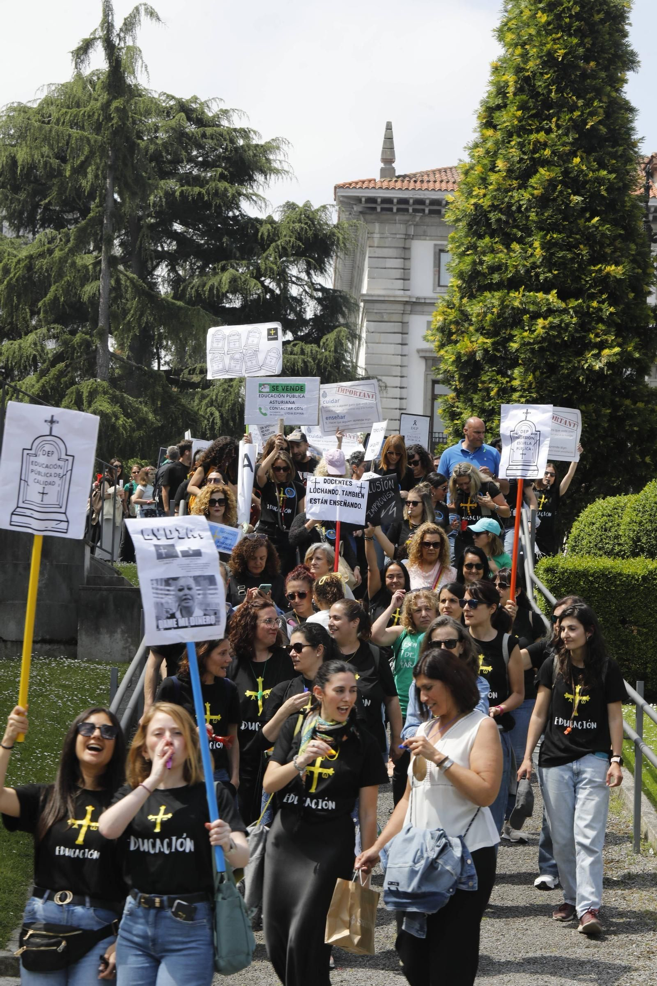 EN IMÁGENES: Segunda jornada de huelga de los profesores y protestas en Oviedo
