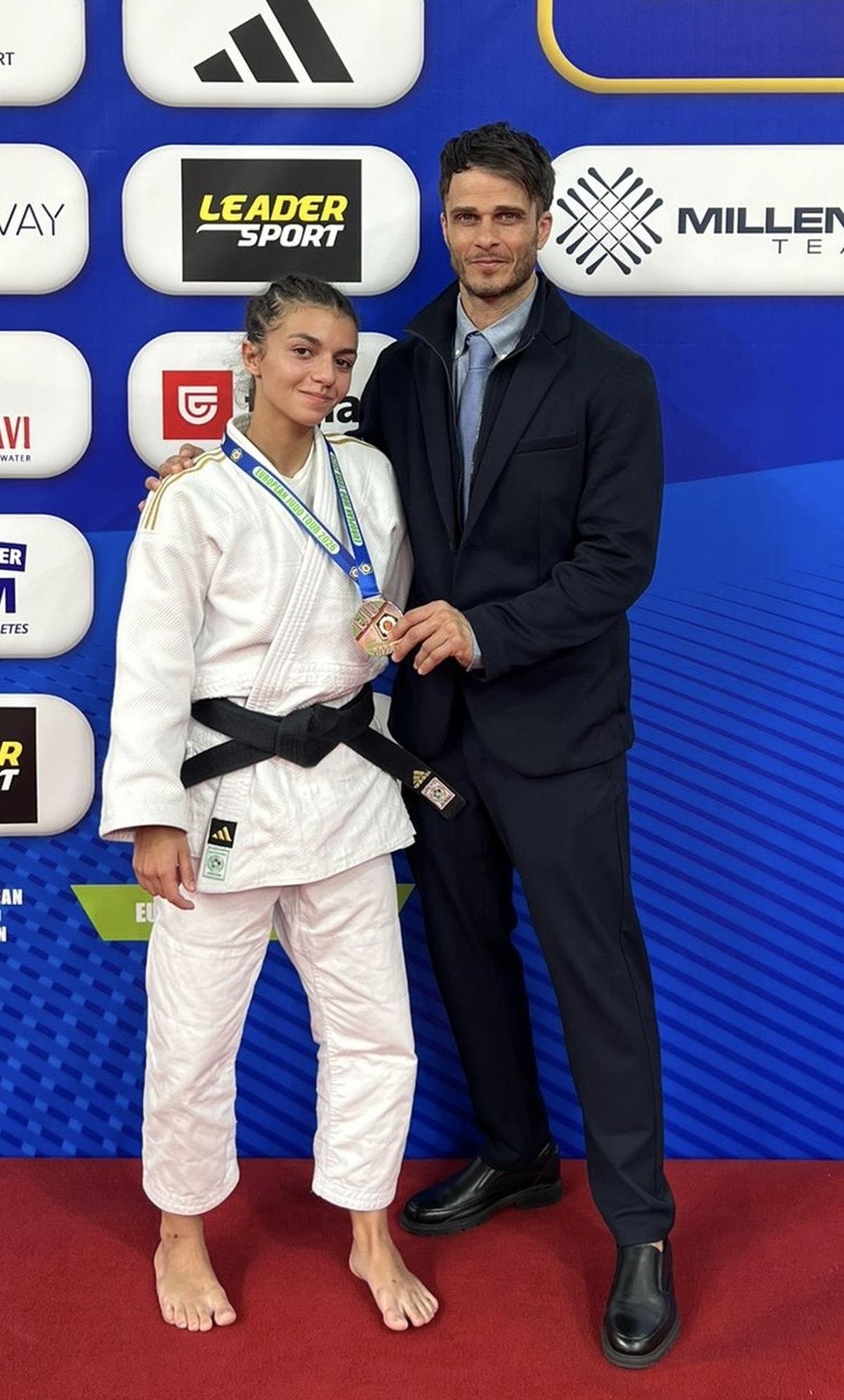 Marta Monzó, con su medalla de bronce, junto a su entrenador Jorge Hernández.