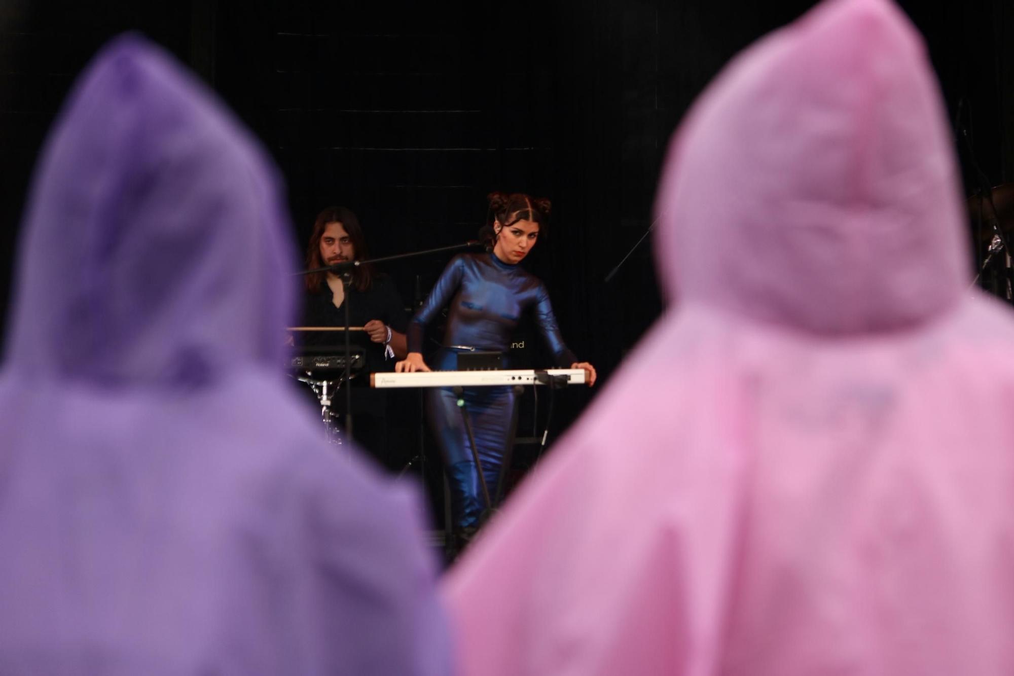 Dos jóvenes con capelina asisten al concierto de Marina Herlop al Festival Embassa't de Sabadell