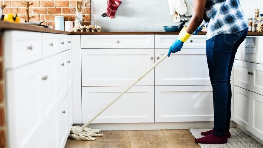 Trucos de limpieza con papel de horno: cómo limpiar tu casa