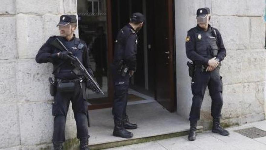 Agentes de la Policía Nacional ante un edificio de García Barbón. // R. Grobas