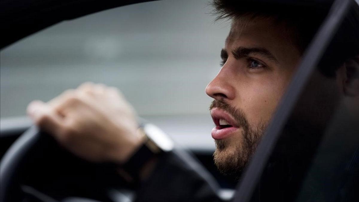 Gerard Piqué abandona un entreno en su coche. Un juzgado de Barcelona ha abierto diligencias al jugador del Barça.