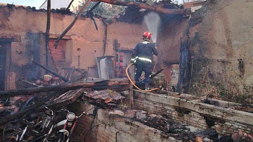 Corral quemado en el incendio de Vallesa.