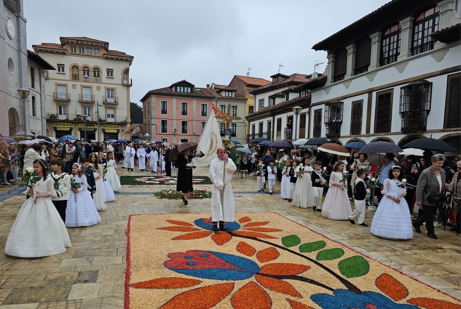 Pravia disfrutó del Corpus: así fue la colorida procesión