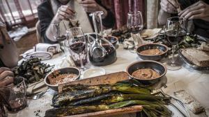 El restaurant de Catalunya que només serveix calçotades: tradició, brases i salsa secreta