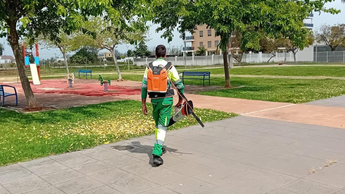 La empresa Centre Verd se encarga del mantenimiento de los jardines y las zonas verdes públicas existentes en el municipio de Burriana.