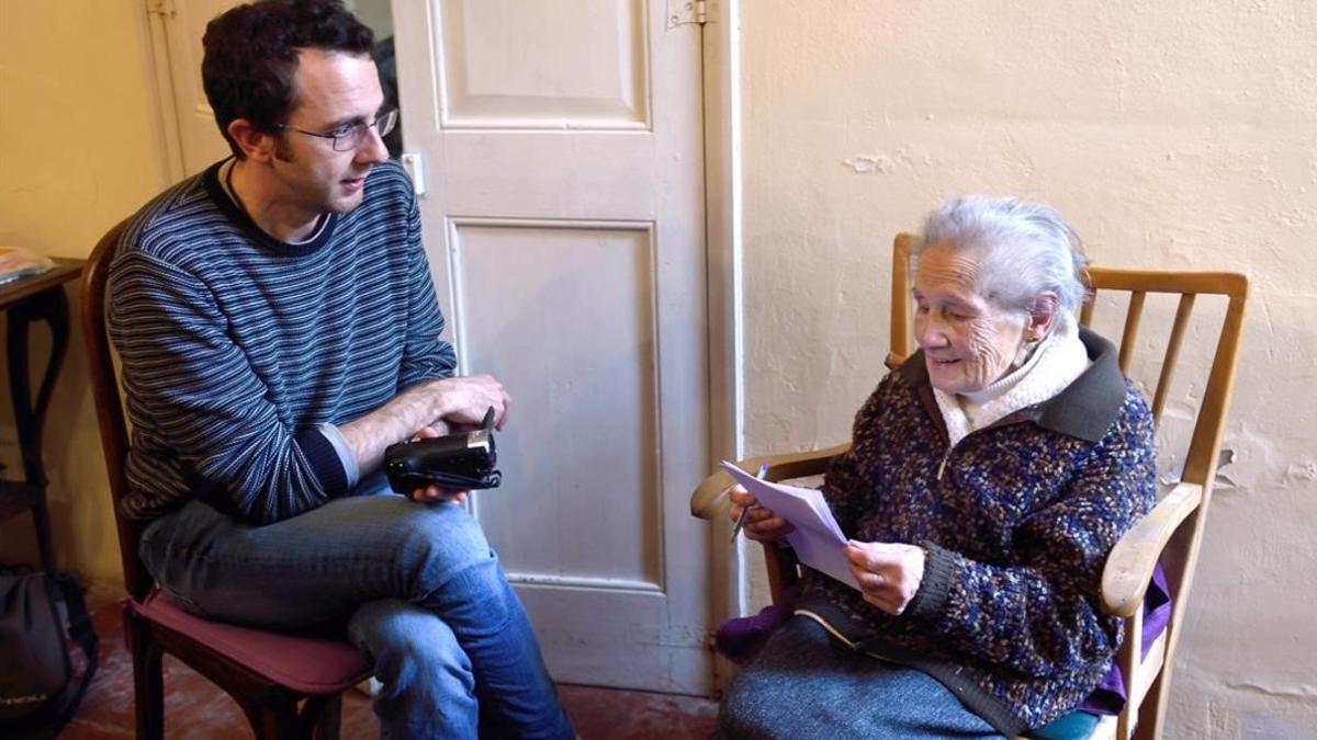 Albert Massip recoge canciones de la senora Conxita Corominas  de Banyoles y ya centenaria