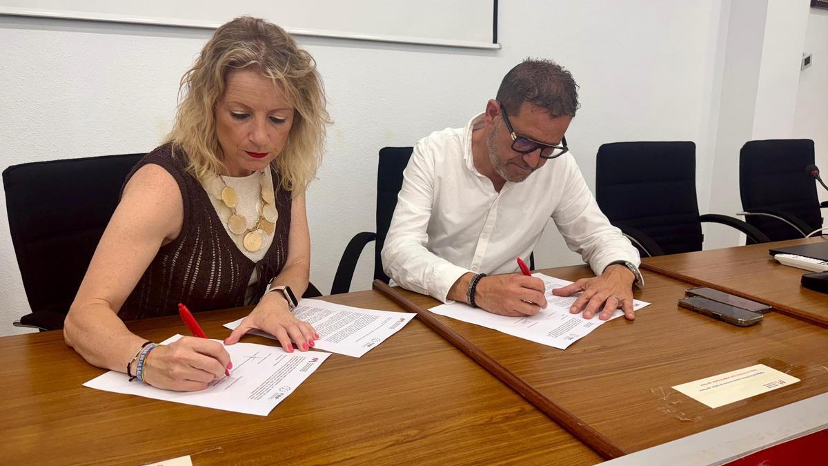 Bartual y Cabanes firmando la carta dirigida al ministro Torres