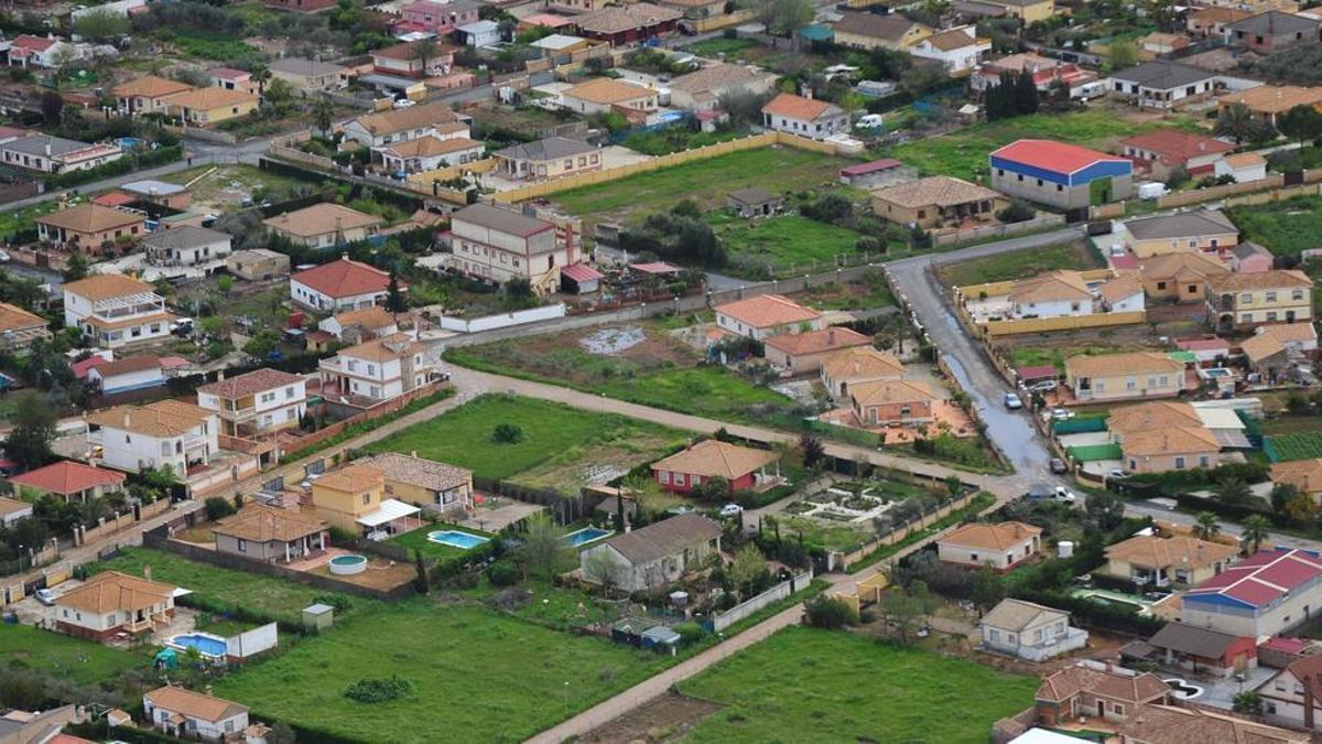 Vista área de viviendas ubicadas en el entorno del aeropuerto de Córdoba.