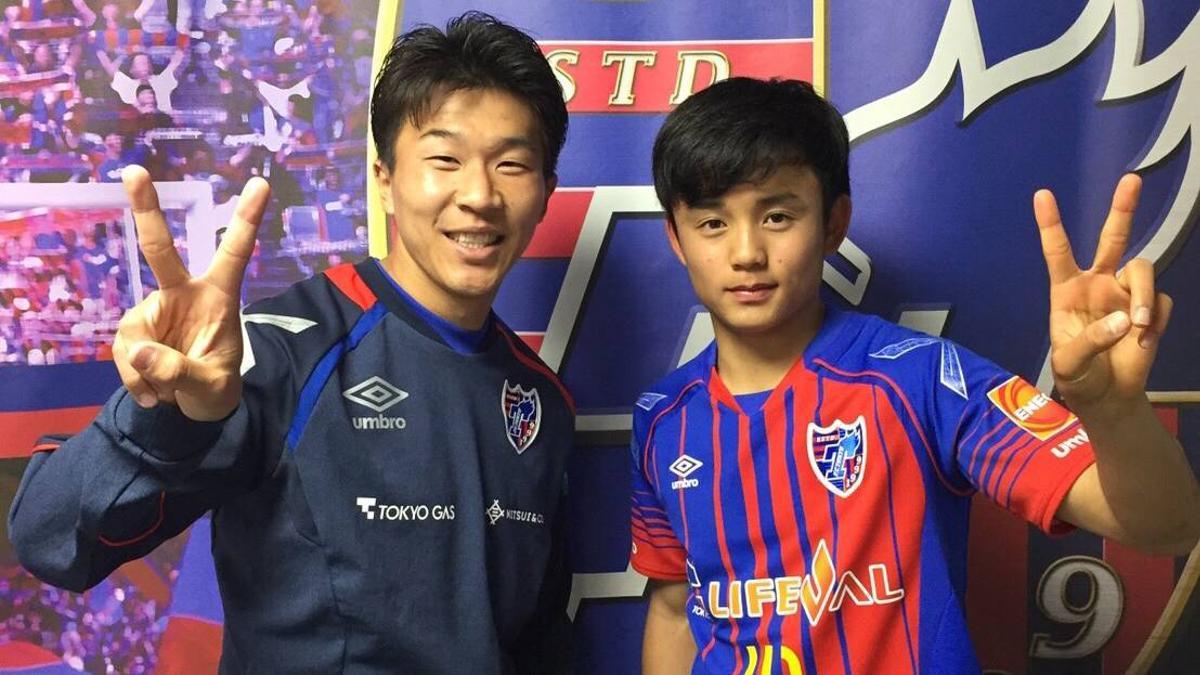 Takefusa Kubo, festejando su estreno con el primer equipo en la Levain Cup con 15 años